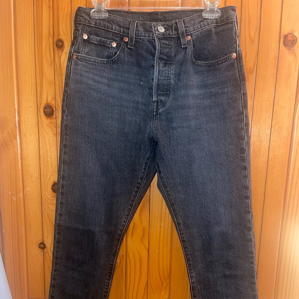 Gray Levi’s mom jeans